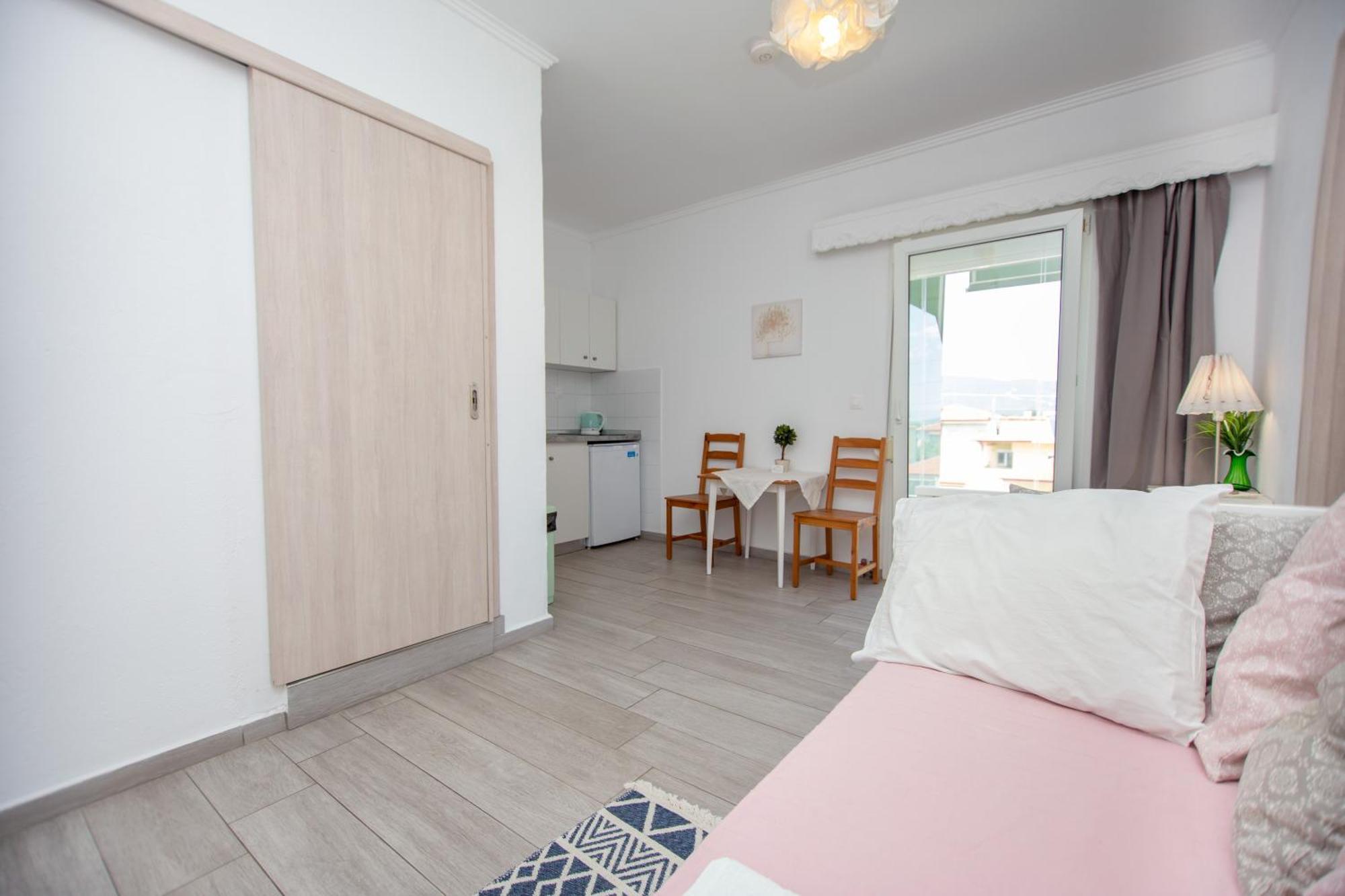 T H E Berlin Studios And Suites Vrasná Buitenkant foto